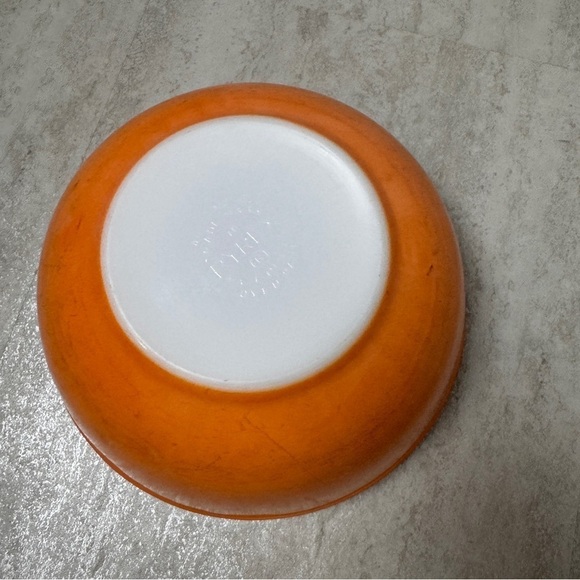 Vintage Pyrex bowl  Flamenglo 2 1/2 quart nesting  mixing bowl - Picture 7 of 11